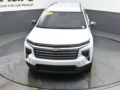 Used 2025 Chevrolet Traverse LT image 60