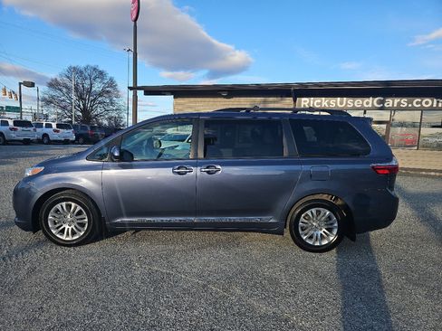 Used 2017 Toyota Sienna XLE Premium image 11