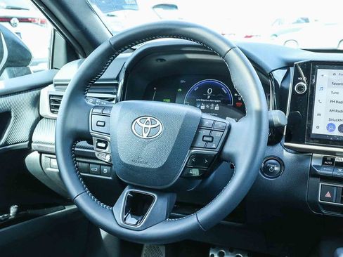 Used 2025 Toyota Camry SE image 24