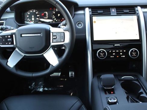 Used 2025 Land Rover Discovery Dynamic SE image 4