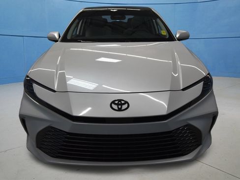 Used 2025 Toyota Camry XLE AWD/4WD image 28