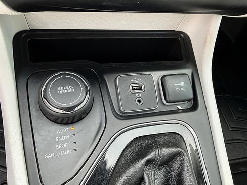 Used 2019 Jeep Cherokee Limited w/ Luxury Group AWD/4WD image 25