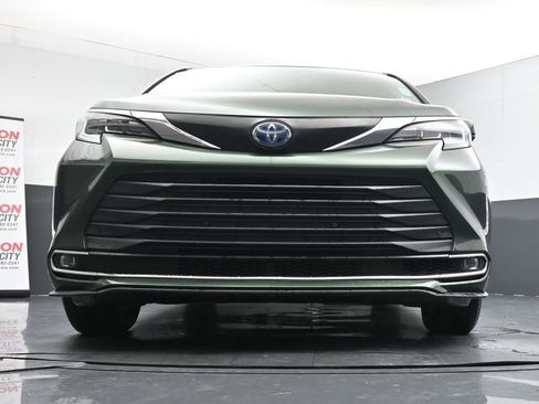 Used 2023 Toyota Sienna XLE image 36