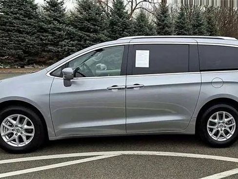 Certified 2021 Chrysler Pacifica Touring-L image 5