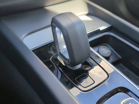 Used 2025 Volvo XC60 B5 Plus image 28