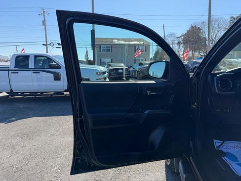 Used 2020 Toyota Tacoma TRD Off-Road w/ Technology Package image 9