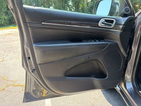 Used 2018 Jeep Grand Cherokee Overland AWD/4WD image 12