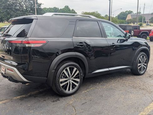 Used 2023 Nissan Pathfinder Platinum w/ Cargo Package AWD/4WD image 12