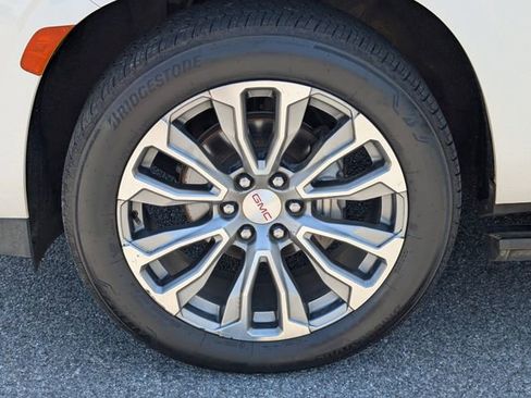 Used 2021 GMC Yukon Denali w/ Denali Premium Package image 13