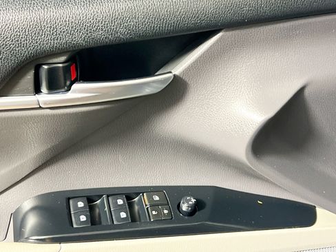 Used 2018 Toyota Camry SE w/ Moonroof Package FWD image 14
