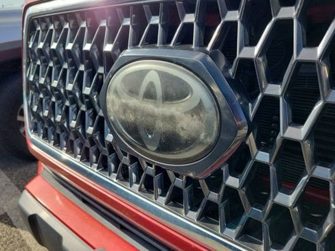 Used 2018 Toyota Tacoma TRD Off-Road AWD/4WD image 11