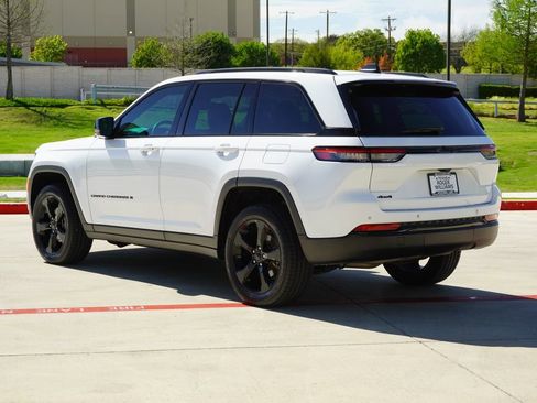 Used 2023 Jeep Grand Cherokee Altitude image 3
