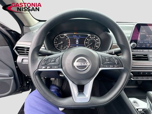 Used 2025 Nissan Altima 2.5 SV FWD image 14