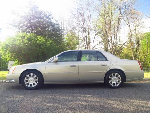 Used 2009 Cadillac DTS w/ Trunk Convenience Package FWD image 2