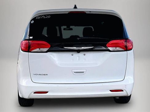 Used 2022 Chrysler Voyager LX FWD image 5