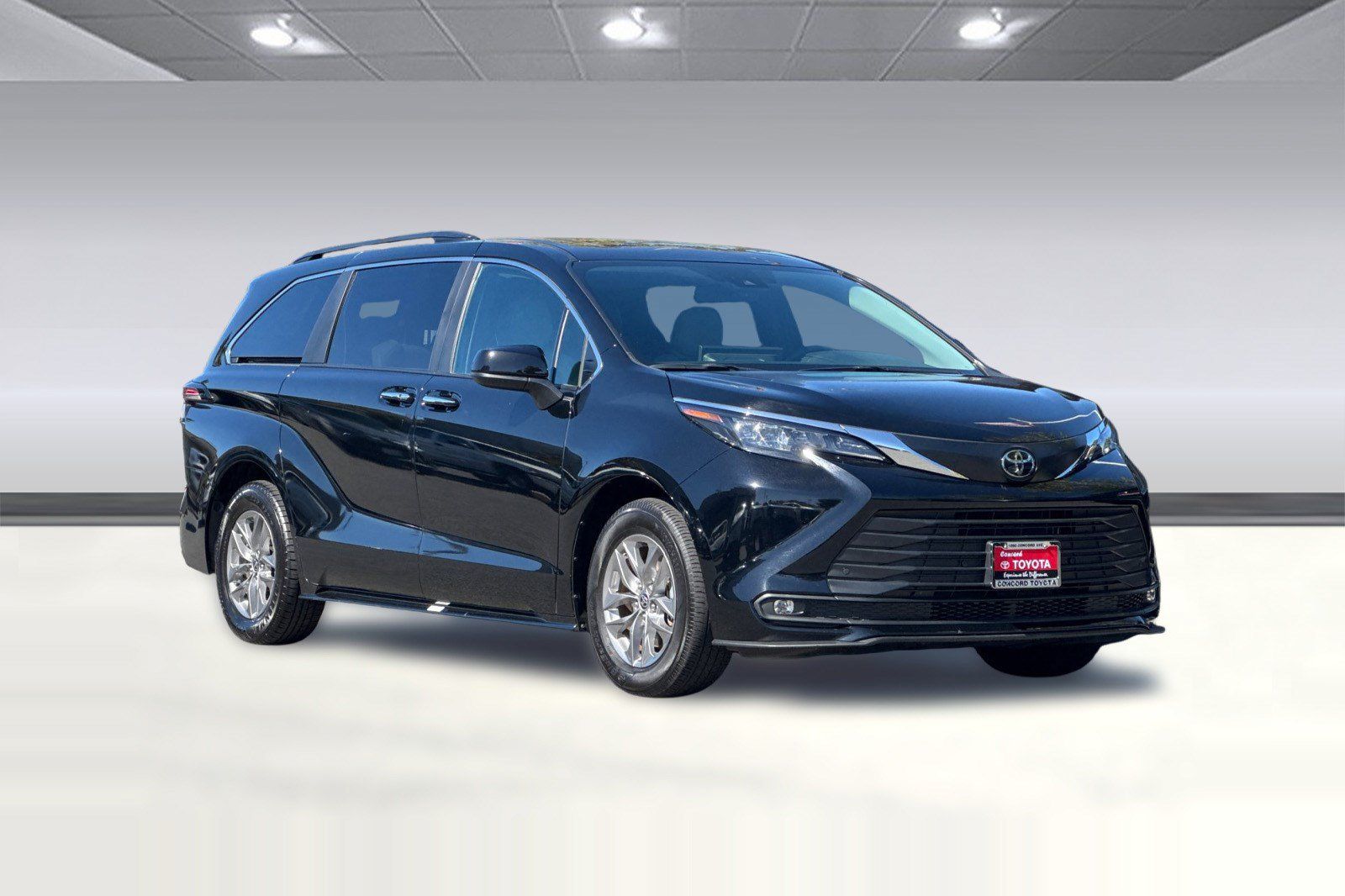 Used 2026 Toyota Sienna XLE FWD image 7