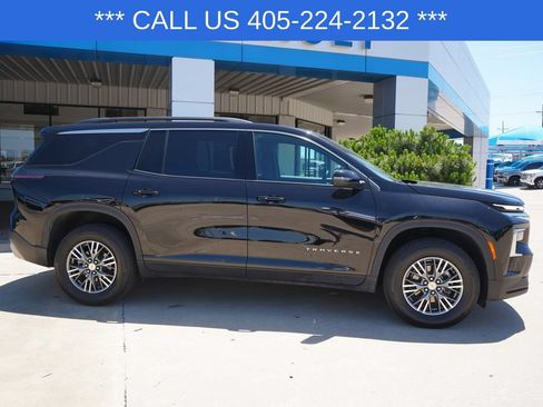 Used 2025 Chevrolet Traverse LT FWD image 9