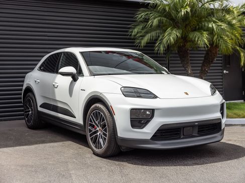 Certified 2025 Porsche Macan 4S Electric AWD/4WD image 6
