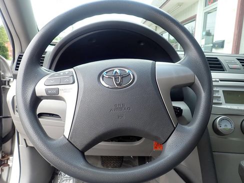 Used 2010 Toyota Camry LE image 6