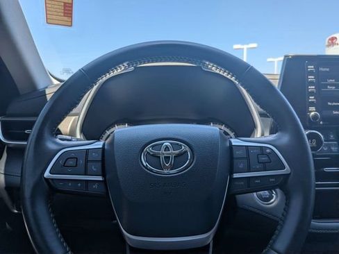 Used 2022 Toyota Highlander XLE FWD image 28