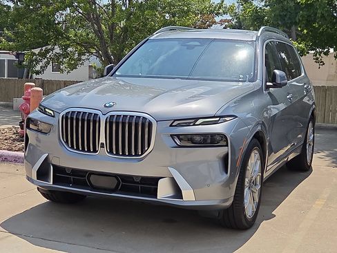Used 2025 BMW X7 xDrive40i AWD/4WD image 2