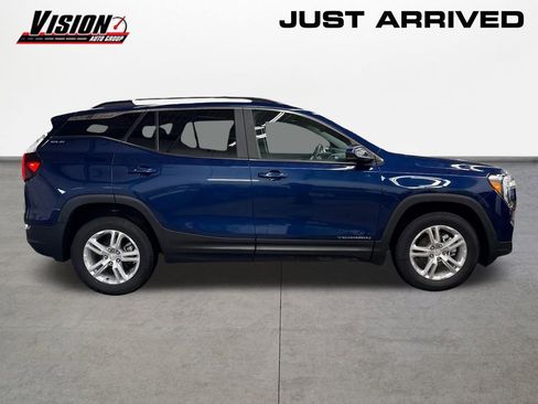 Used 2022 GMC Terrain SLE w/ Driver Convenience Package image 4