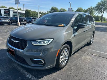 Used 2025 Chrysler Pacifica Select