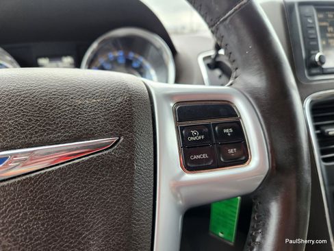 Used 2014 Chrysler Town & Country Touring image 35