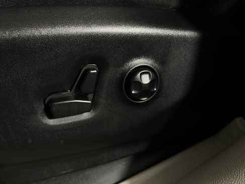 Used 2024 Chrysler Pacifica Touring-L image 23