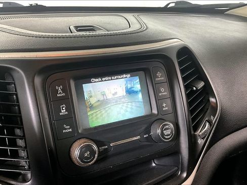 Used 2015 Jeep Cherokee Sport image 20