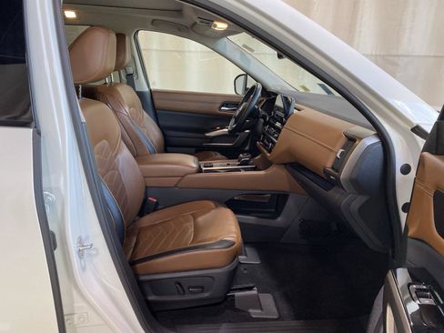 Used 2022 Nissan Pathfinder Platinum w/ Cargo Package AWD/4WD image 11