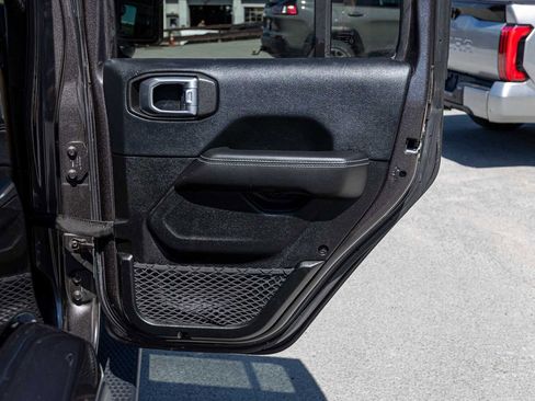 Used 2018 Jeep Wrangler Unlimited Sahara AWD/4WD image 15