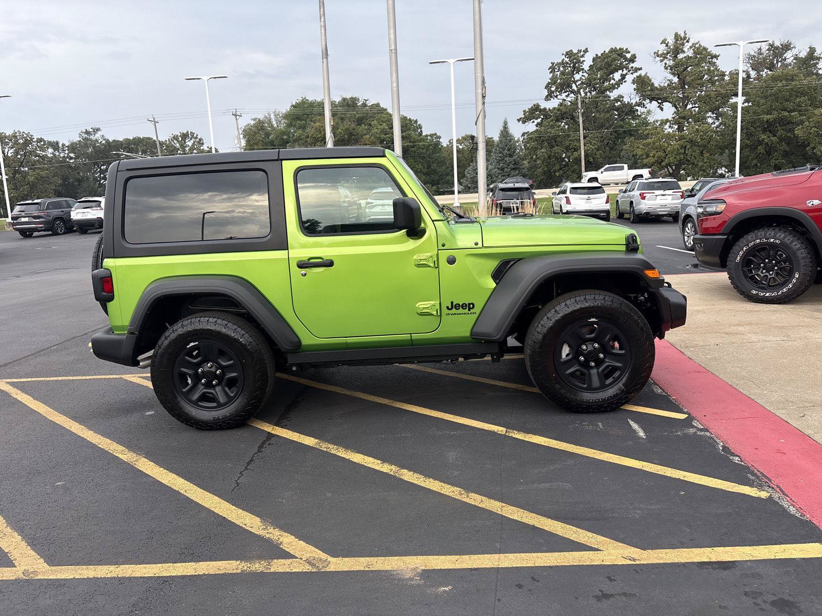 Used 2025 Jeep Wrangler Sport AWD/4WD image 4