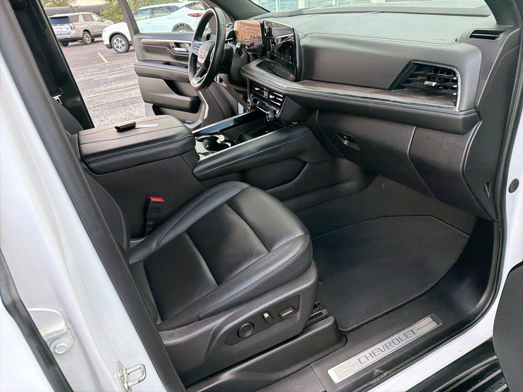 Used 2025 Chevrolet Suburban LT AWD/4WD image 18