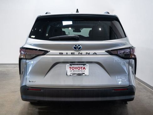 Certified 2025 Toyota Sienna XLE FWD image 8