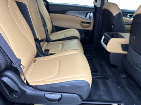 Used 2024 Kia Carnival LX FWD image 41