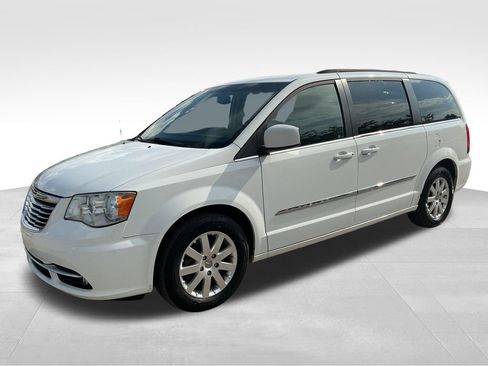 Used 2015 Chrysler Town & Country Touring FWD image 3