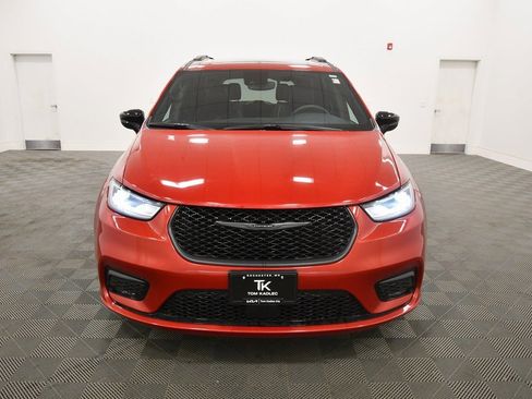 Used 2025 Chrysler Pacifica Limited image 11