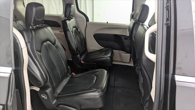 Used 2023 Chrysler Pacifica Touring-L FWD image 19