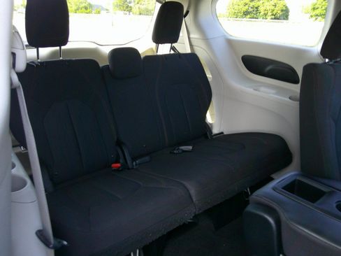 Used 2017 Chrysler Pacifica LX FWD image 71
