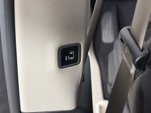 Used 2023 Chrysler Pacifica Touring-L FWD image 19