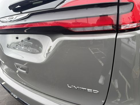 Used 2024 Chrysler Pacifica Limited FWD image 8