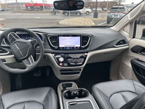 Used 2024 Chrysler Pacifica Touring-L FWD image 25
