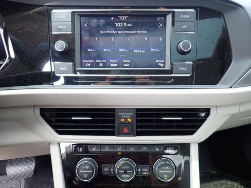 Used 2024 Volkswagen Jetta SE w/ Panoramic Sunroof Package FWD image 15