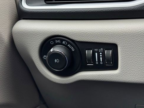 Used 2024 Chrysler Pacifica Touring-L image 31