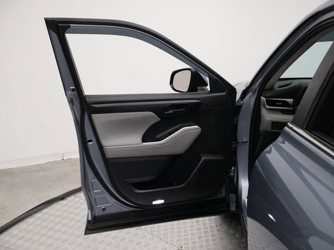 Used 2023 Toyota Highlander LE FWD image 16