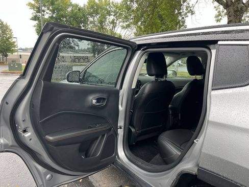 Used 2019 Jeep Compass Limited AWD/4WD image 9