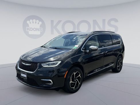 Used 2023 Chrysler Pacifica Limited w/ Uconnect Theater Family Group AWD/4WD image 5