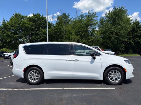 Used 2025 Chrysler Pacifica Select FWD image 7