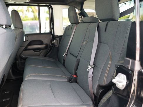 Used 2025 Jeep Wrangler Unlimited Sahara image 34